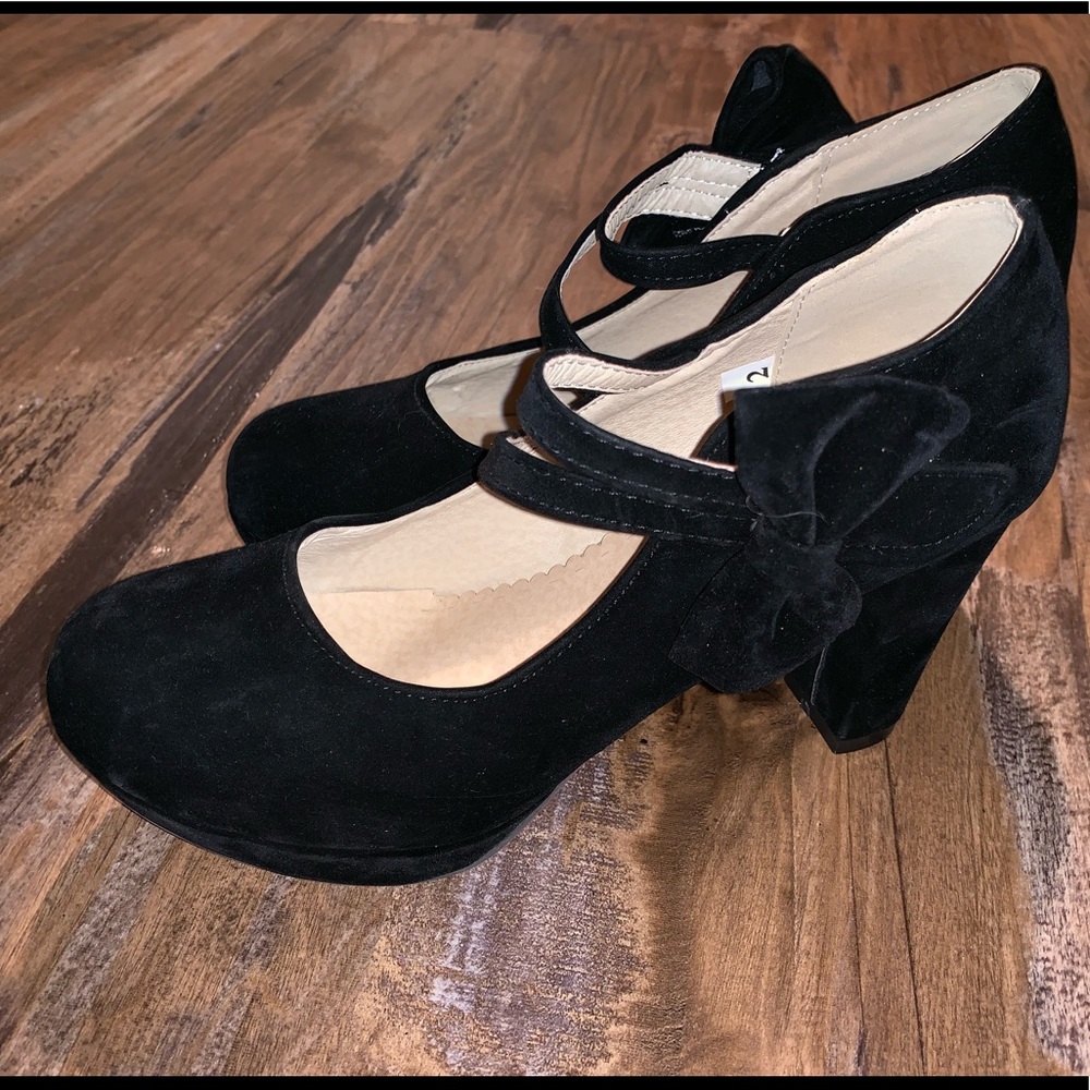 Beautiful Velvet heels with a bow on the strap